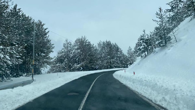 Trashësia e borës në mbi 50 cm/ Ja akset rrugore më problematike në qarkun e Shkodrës, disa zona pa energji elektrike