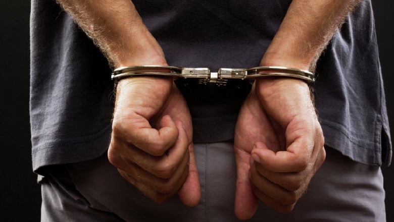 I dënuar me mbi 3 vite burg për prodhim e shitje droge, arrestohet 68-vjeçari i shpallur në kërkim në Tiranë