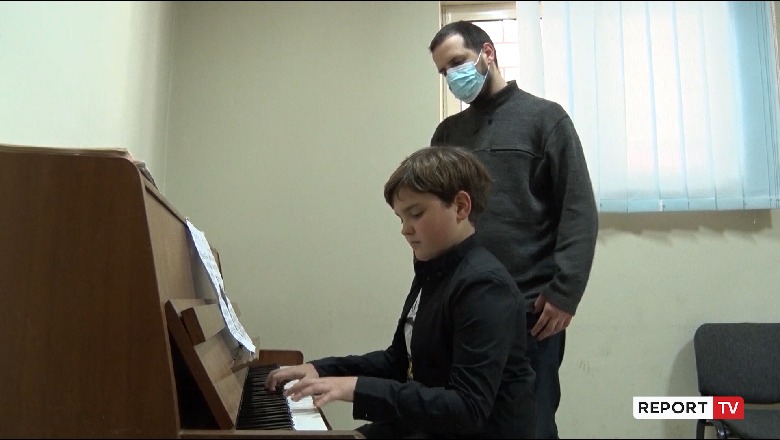 Erlis Kuçana, pasioni i pianistit 11-vjeçar nga Lezha: Fillimi ka qenë pak i vështirë... Dëshiroj që të vazhdoj në Lice
