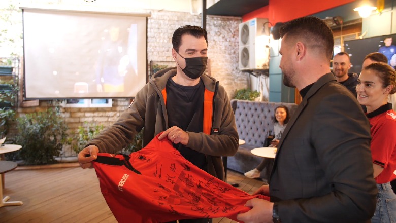 Lojtarët e kombëtares i dhurojnë Bashës bluzën kuqezi me numrin 9, kreu i PD: Më 25 prill do të fitojë sporti shqiptar