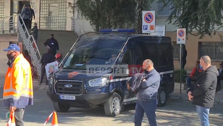 Ekzekutimi i babë e bir në Elbasan, Gjykata jep 'arrest në burg' për Ardjan Çapjan! Masa iu njoftua në spital nën forca të shumta policie