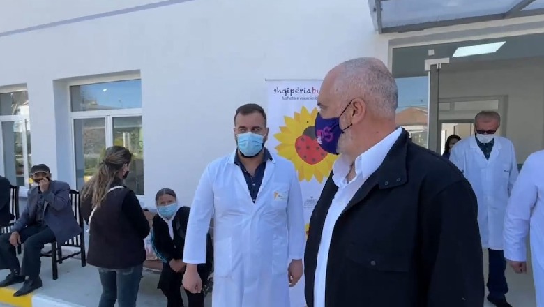 'Të shtoftë jetën zoti', Rama inspekton procesin e vaksinimit në Rrogozhinë! Manastirliu: Në E-Albania janë regjistruar 15 mijë kërkesa për vaksinim