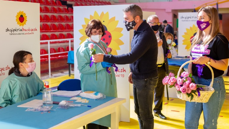 Gjiknuri dhe Tahiraj dhurojnë trëndafila për stafin mjekësor: Në Qarkun e Vlorës deri më tani janë kryer 14,653 vaksinime