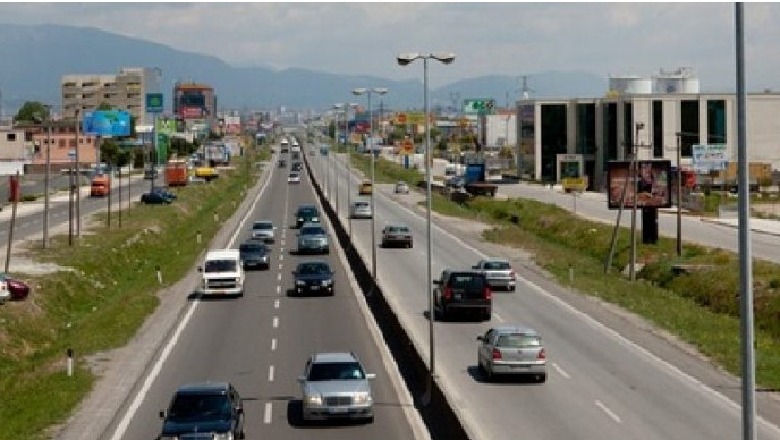 Nis riparimi i asfaltit në autostradën Tiranë-Durrës: Ja si do të devijojë qarkullimi i automjeteve për 14 ditë