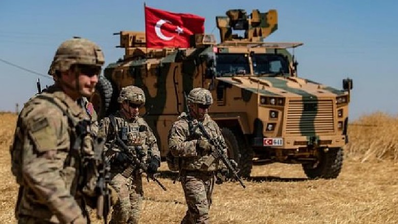  Turqia dënon 38 ish-zyrtarë ushtarakë me burgim të përjetshëm