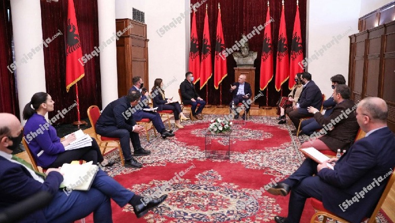 Pezulluan punën në Rinas, foto nga takimi i kontrollorëve të AlbControl me presidentin Meta pak ditë më parë