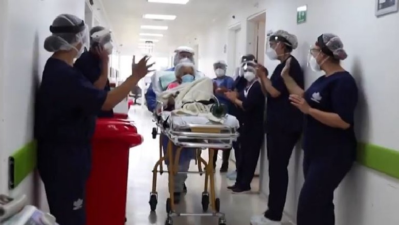 Me duartrokitje dhe ovacione, mjekë dhe infermierë përcollën nga spitali 104-vjeçaren, që 'mposhti' për herë të dytë COVID-19 në Kolumbi 