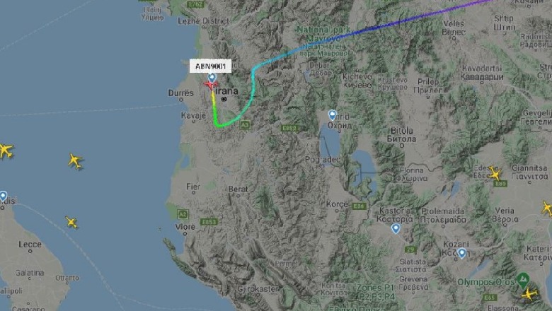 FOTOLAJM/ Pas gati 40 orësh pezullim, ulet avioni i parë në Rinas