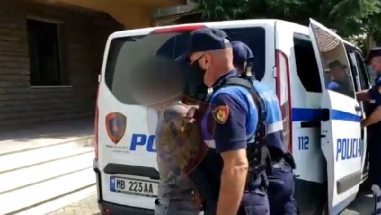 Nuk iu bind urdhrit të policisë dhe u largua me shpejtësi, pas ndjekjes arrestohet 19-vjeçari në Pogradec! Po transportonte emigrantë të paligjshëm në makinë