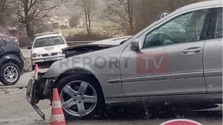 Përplasen tre makina në aksin Librazhd-Prrenjas, një i plagosur përfundon në spital