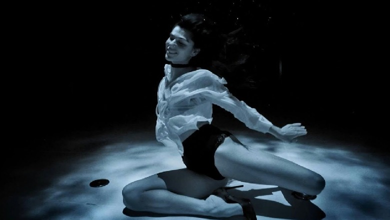 Shfaqja e jashtëzakonshme e balerinës spanjolle, kërcen tango 10 metra nën ujë (VIDEO)