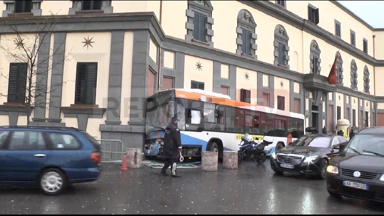 Autobusi i linjës së 'Kopshtit Zoologjik' përplaset me atë të 'Tiranës së Re' dhe më pas përfundon në murin e ministrisë në qendër të Tiranës! 4 pasagjerë të lënduar
