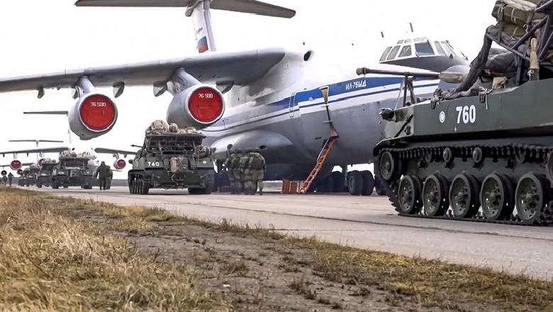 Rusia urdhëron ushtarët të kthehen në baza pas stërvitjeve afër kufirit me Ukrainën