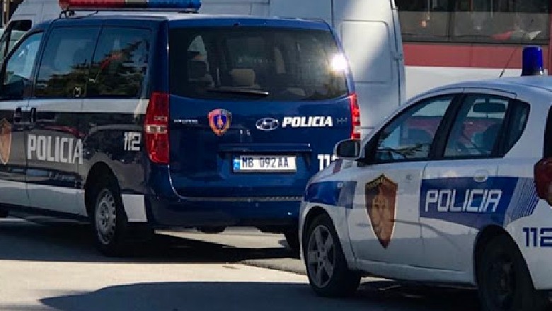 ‘Më kanë rrethuar shtëpinë’, kërcënimi i kryetares së PS në Divjakë, 20 anëtarë të grupit të PD në hetim! Policia: Militantët bllokuan rrugën
