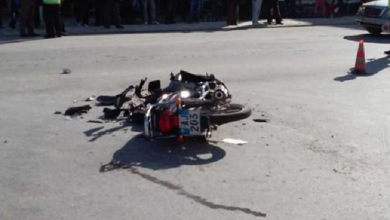 Aksident në Kurbin, 'Benz'-i  përplaset me motorin! Plagoset 21-vjeçari, dërgohet te spitali i Traumës