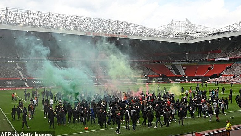 Kaos në ‘Old Traford’, tifozët e M.United futen në fushë për të protestuar! Në rrezik ndeshja me Liverpool