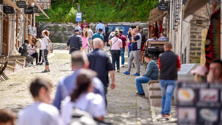 Qyteti i gurtë plot me vizitorë këtë fundjavë, kryebashkiaku i Gjirokastrës: Falë vaksinimit ky sezon turistik do të jetë më i lehtësuar