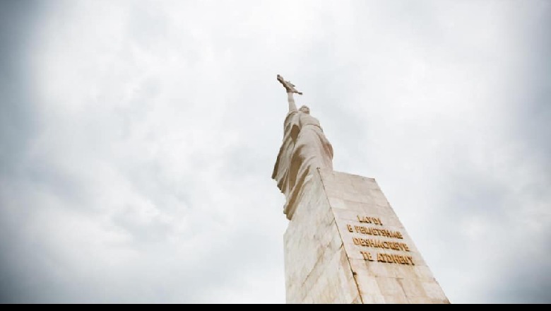 Edi Rama uron 5 Majin me foto të monumentit për 'Dëshmorët e Atdheut': Respekt përjetësisht