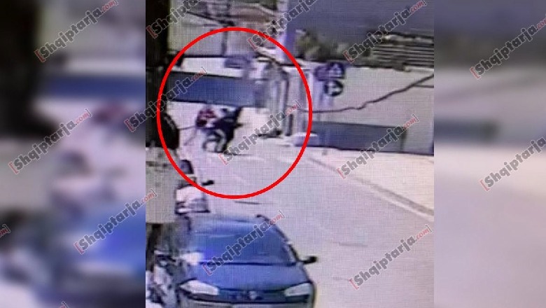 Foto nga vrasja në Elbasan, momenti kur 58-vjeçari i afrohet gruas me thikë dhe kallashnikov në duar duke i marrë jetën