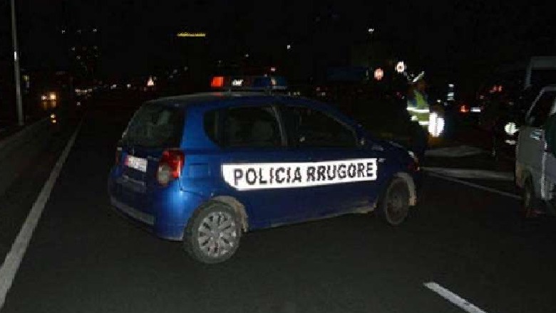 Dy aksidente brenda pak minutash në Tiranë, plagoset 65-vjeçari! 25-vjeçarja humb kontrollin e makinës dhe përmbyset në rrugë