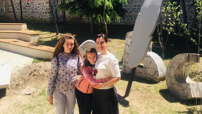 FOTOLAJM, Evis Kushi e kalon të dielën me të bijat! Vizitojnë së bashku Mësonjëtoren e Parë Shqipe në Korçë