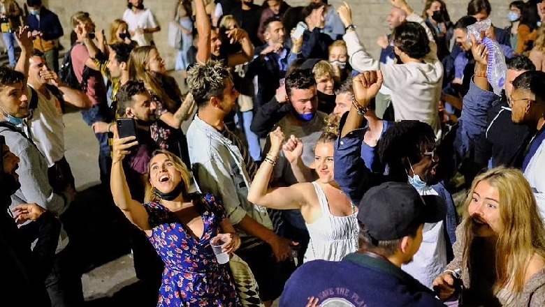 Spanja lehtëson masat anti-COVID pas 6 muajsh, të rinjtë ‘pushtojnë’ rrugët dhe festojnë ‘lirinë’ 