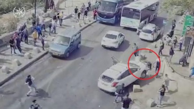 Palestinezët e gjuajnë me gurë, shoferi hebre i përplas me veturë