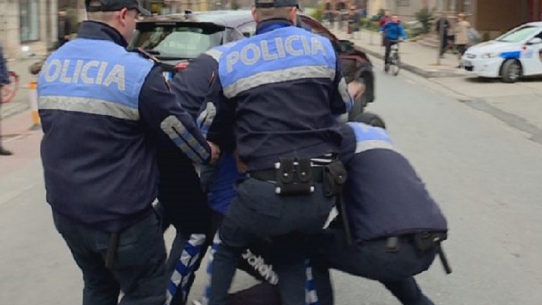Operacion anti-drogë në Durrës! 2 persona në pranga, tentuan t'i ikin policisë, efektivi qëllon në ajër për t'i neutralizuar! U gjendet 1 kg kokainë