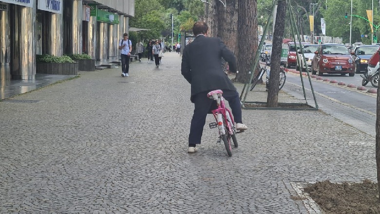 VIDEOLAJM/ Selami Jenisheri me biçikletë në trotuar edhe pse ngjitur ka korsinë e dedikuar, ecën i pashqetësuar me njërën gomë të rënë