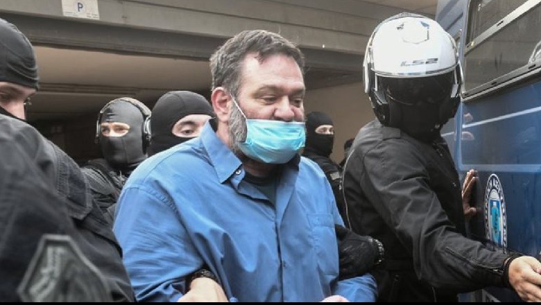 Me pranga në duar dhe i rrethuar nga forca të shumta policie, ish-eurodeputeti i Agimit të Artë ekstradohet drejt Greqisë