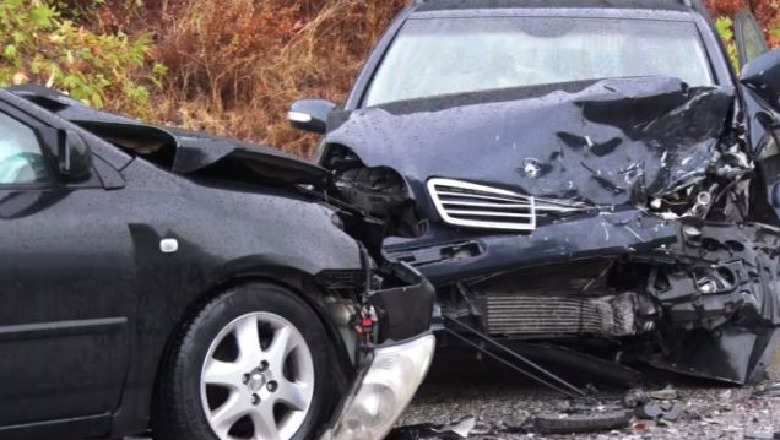  Përplasen dy automjete në Tiranë, dëmtohet 35-vjeçarja! Një tjetër makinë merr flakë në ecje 