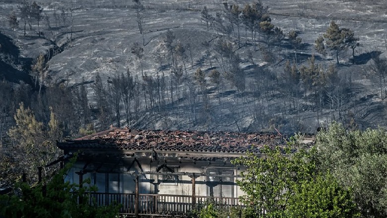Një tjetër natë ‘lufte’ mes flakëve për banorët e Korinthias në Greqi, zjarri ‘lë pas’ 40 mijë hektarë toke të djegura, tymi mbyt edhe Athinën 