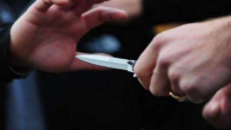 Plagosi me thikë të miturin pas sherrit, arrestohet 20-vjeçari në Vlorë