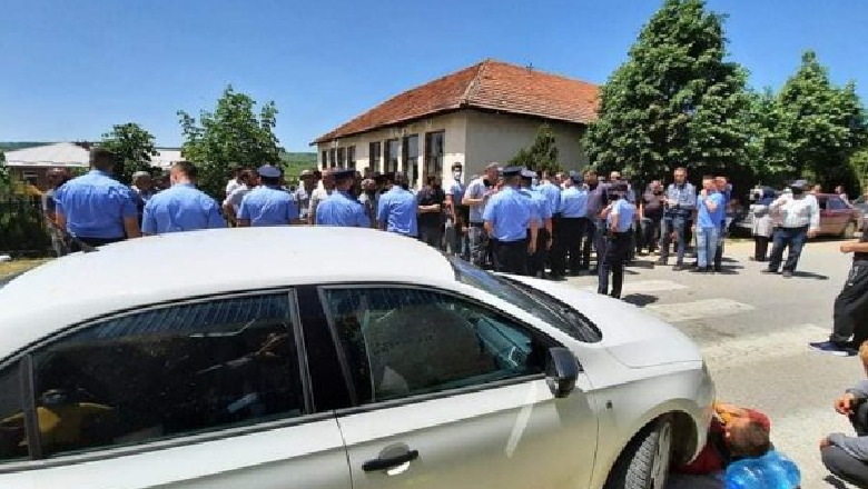 Tensione në Kamenicë: Mblidhen dhjetëra banorë, bllokojnë derën e hyrjes në një shkollë! Policia përdor spraj