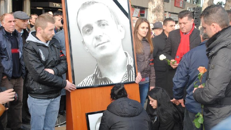 11 vite nga protesta e 21 janarit ku u vranë 4 protestues, Prokuroria ende pa përgjigje nga policia për identifikimin dhe ekzaminimin e armës që vrau Aleks Nikën
