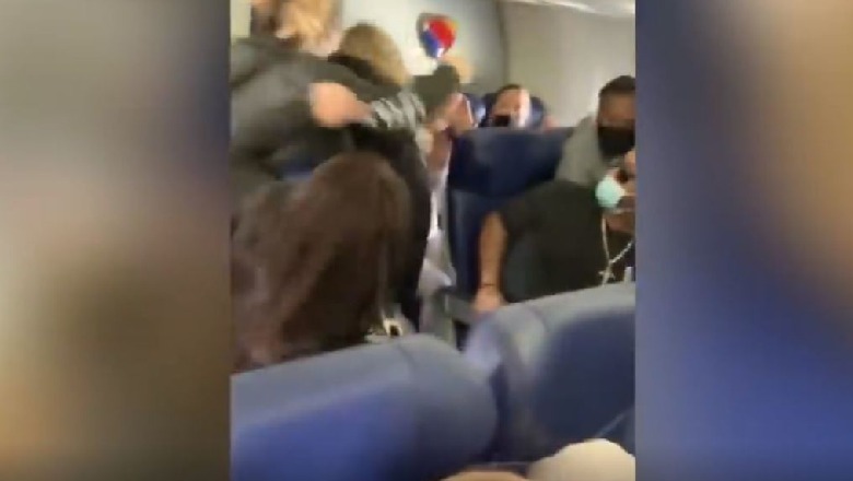 Sherr në avion, pasagjerja godet me grusht stjuardesën, i thyen dy dhëmbë (VIDEO)