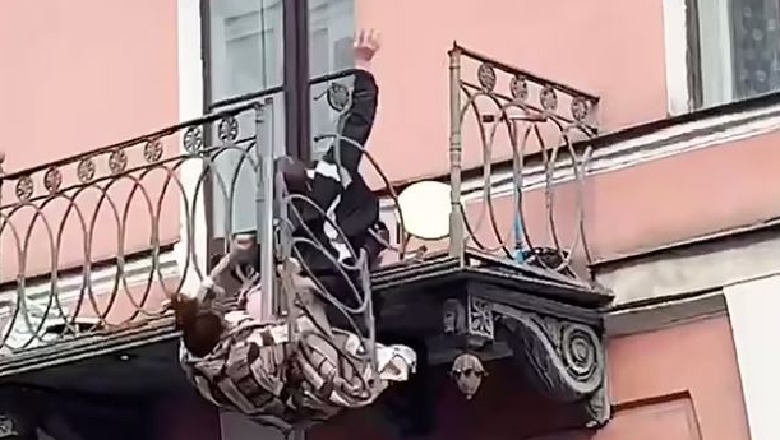 Videolajm/ Gjatë sherrit,  çifti rus bie nga ballkoni i katit të dytë