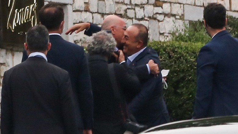 Ministri grek dhe turk harrojnë 'sherrin' në Ankara, përqafohen dhe darkojnë në Athinë 