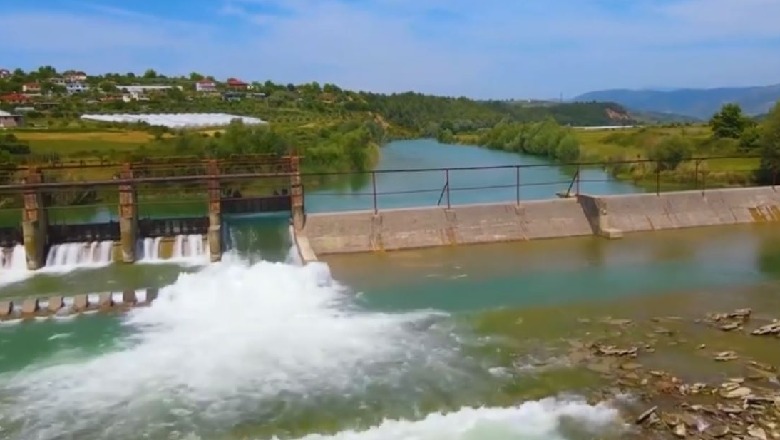 Publikon pamjen e ujësjellësve bujqësorë në zonën e Lushnjes dhe Divjakës, Rama uron një javë të mbarë 