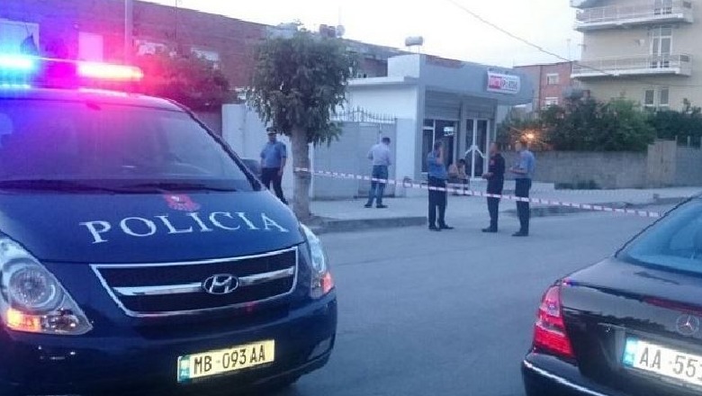 Plagoset me thikë 25-vjeçari në Elbasan, autori e goditi disa herë dhe tentoi të largohet! Arrestohet nga policia