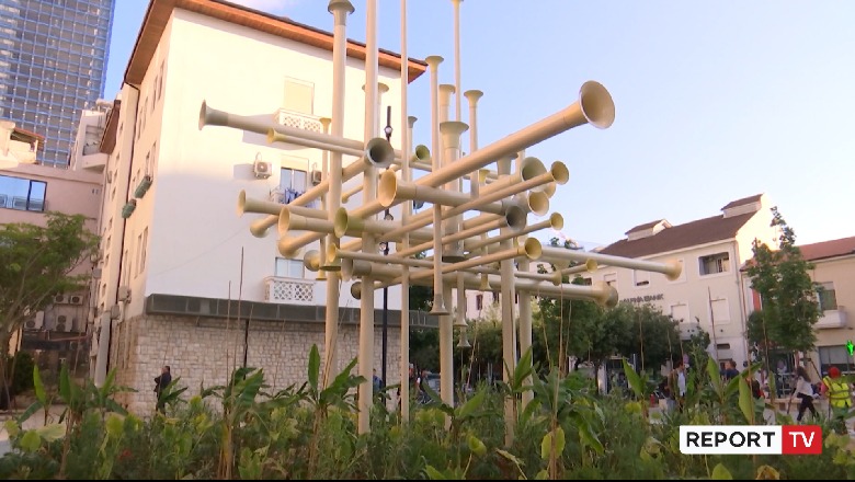 Bulevardit “Zogu I” i parë i shtohet një skulpturë e re moderne! Vepra “Zâni”, një instalacion monumental i skulptorit Sadik Spahia (VIDEO)