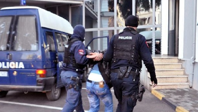 I dënuar me 3 vite burg për vjedhje duke shpërdoruar detyrën, arrestohet 37-vjeçari në Tiranë