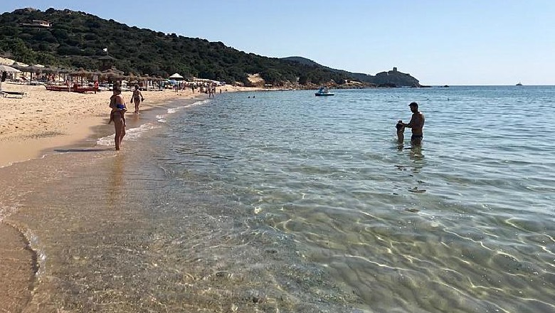  Gjoba deri në 3000 euro për 41 turistë, vodhën rërë dhe guacka në plazhin e Sardenjës