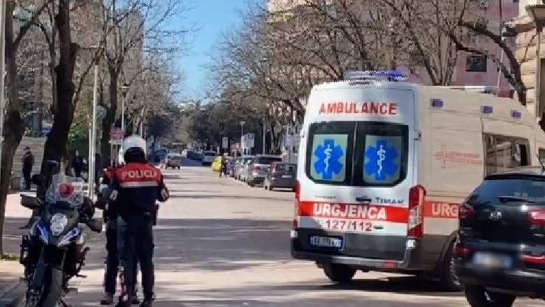 Aksident në Tiranë/ Drejtuesi humb kontrollin, plagoset shoferi dhe pasagjerja