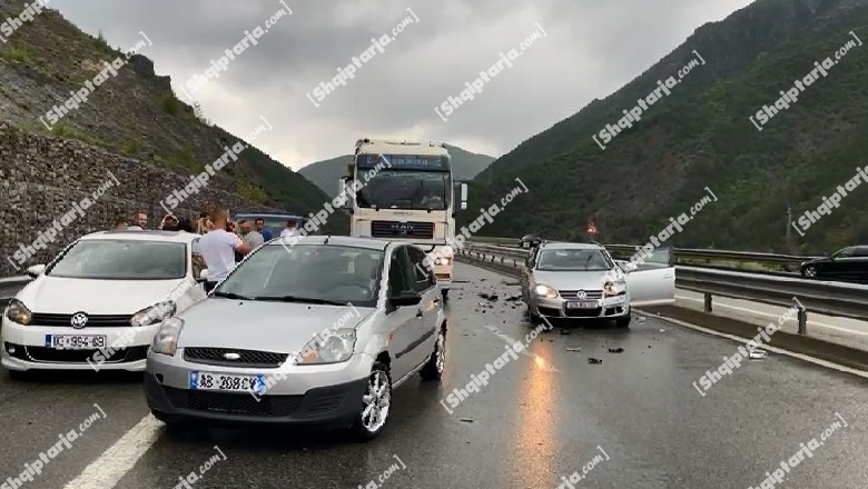 Aksident në Rrugën e Kombit, dy makina përplasen me njëra-tjetrën, raportohet për të plagosur