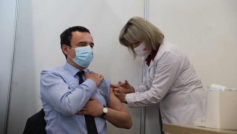 Albin Kurti merr dozën e dytë të vaksinës AstraZeneca, imunizohen 500 bluzat e bardha të vaksinuara në Kukës 
