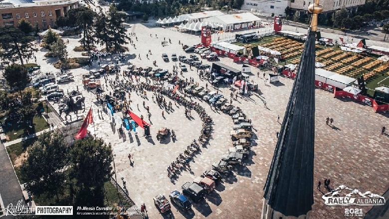 FOTOGALERIA/ Rally Albania mbyll sfidën në Tiranë, shpallen fituesit e garës së makinave që promovon Shqipërinë