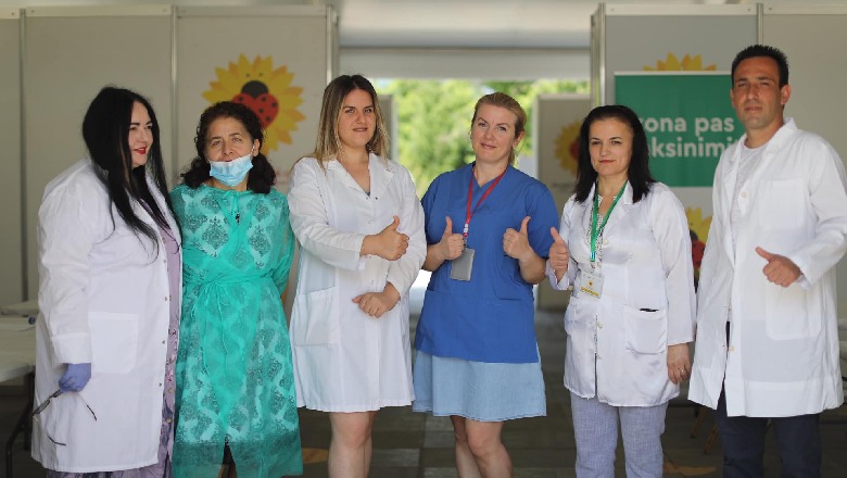 Manastirliu thirrje qytetarëve: Ata që janë mbi 57 vjeç të paraqiten në sheshin ‘Skëndërbej’ të bëjnë vaksinën COVID