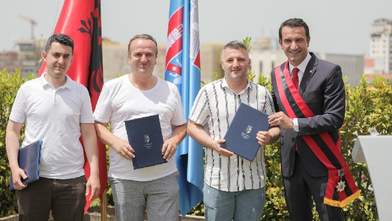 Ndryshon ligji, 3 shtetasit e rinj të Republikës së Shqipërisë betohen para kreut të Bashkisë së Tiranës, Veliaj: Kënaqësi dhe privilegj, Shqipëria është vend i transformimeve dhe i shpresës