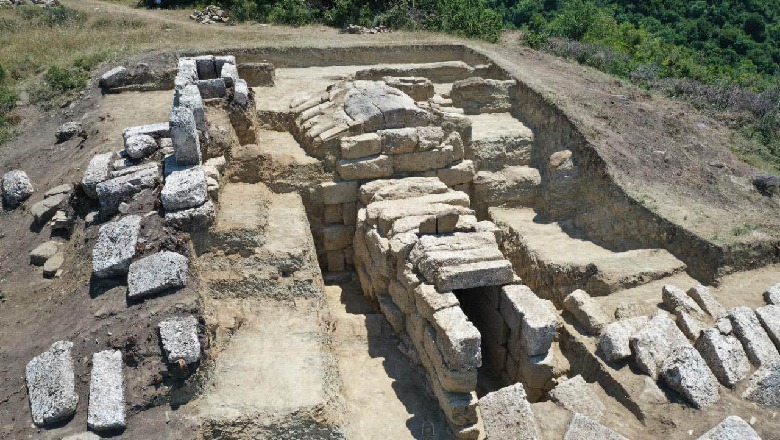 Zbulohet varri monumental në Parkun Arkeologjik të Amantias, daton në shekullin e III para Krishtit (VIDEO+FOTO)